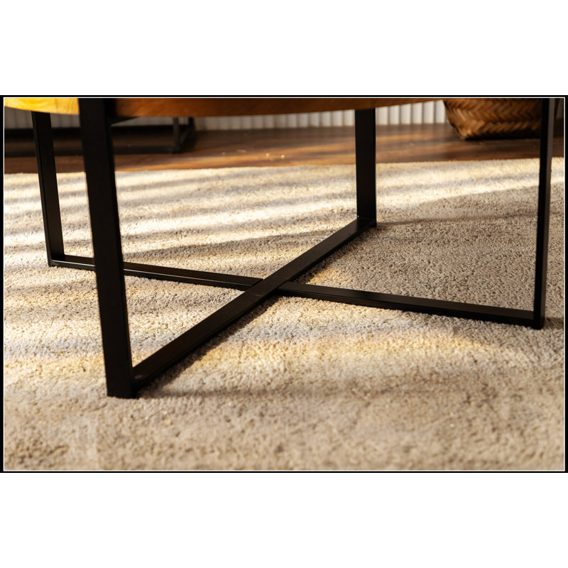 Table basse épissée moderne rétro avec plateau en bois de sapin et pieds croisés noirs robustes pour un design élégant et durable
