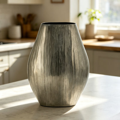 Vase décoratif luxueux en aluminium fumé, rayures verticales argentées, texture métallique, ameublement doux et polyvalent pour le vestibule et la salle à manger