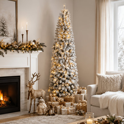 Sapin de Noël crayon Noble Fir pré-illuminé, sapin artificiel fin et peu encombrant avec lumières DEL blanc chaud, extrémités de branches réalistes en PVC et support métallique pliable pour décorer les coins et les petits espaces pendant les fêtes.