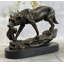 Figurine abobaker portant un louveteau