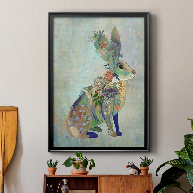 «Fantastic Florals Hare, Sitting», reproduction encadrée de qualité supérieure - prête à être accrochée, Noir