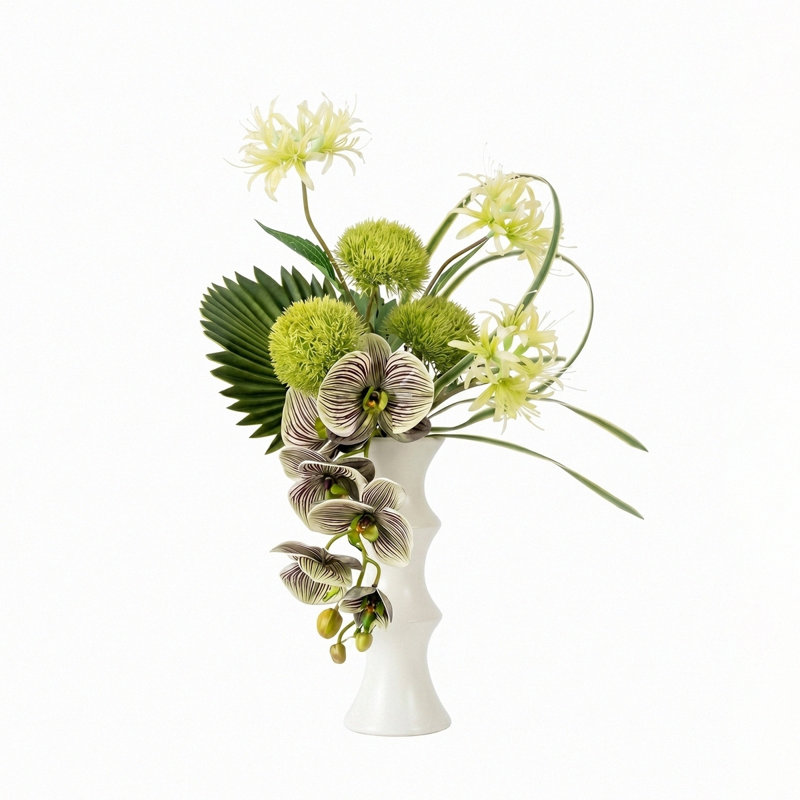 Fleurs artificielles avec vase