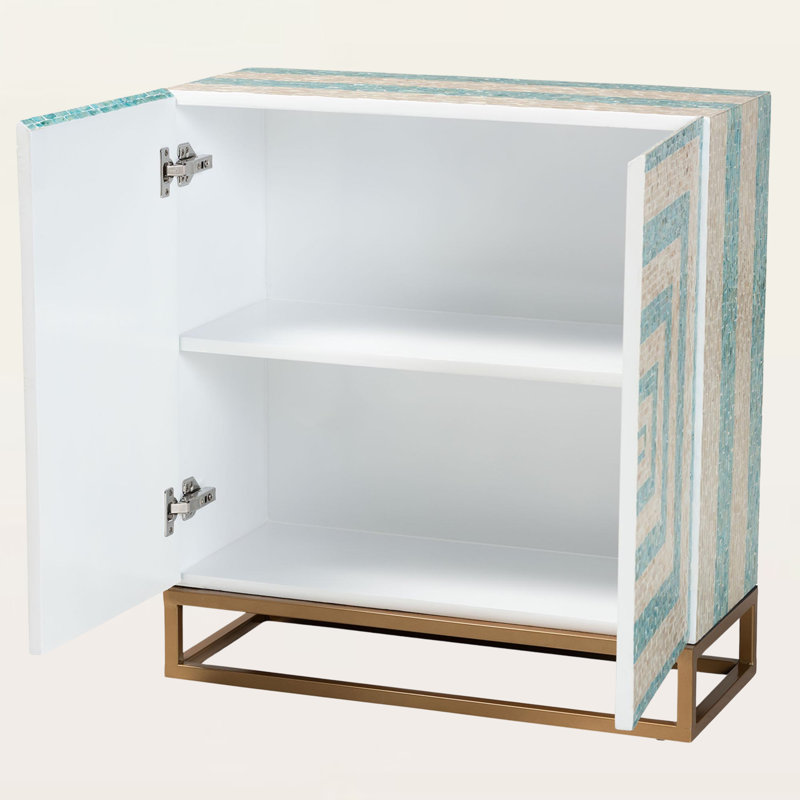 Armoire bohème Cayde beige et bleue bicolore avec détails complexes en nacre et détails en métal doré