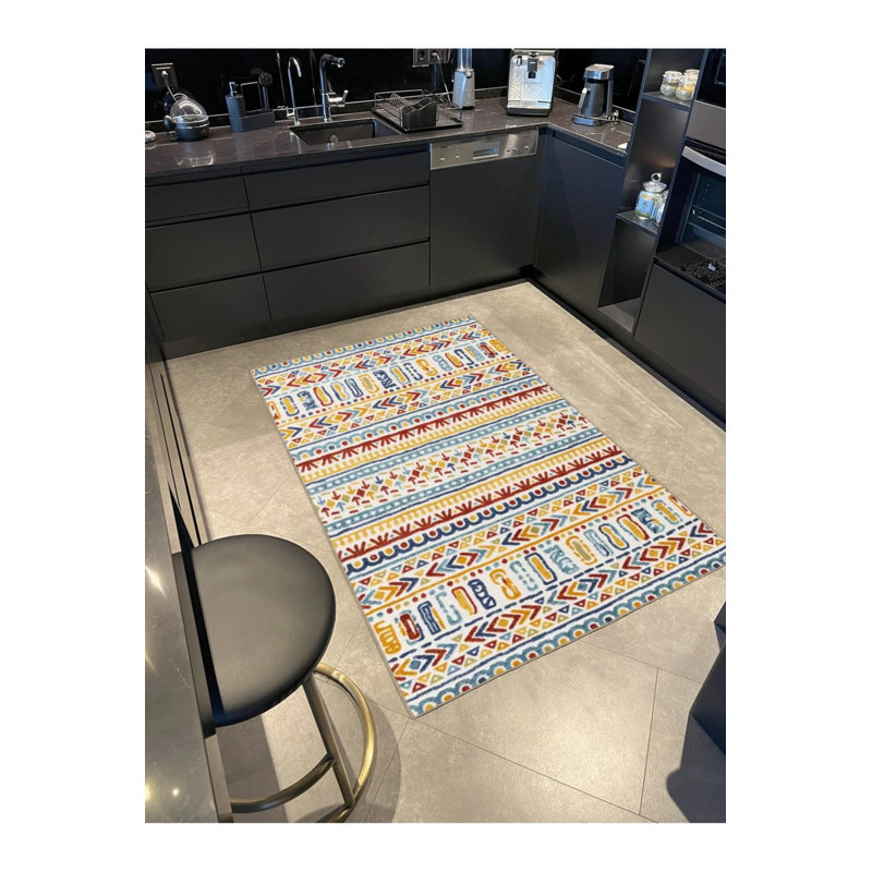 Tapis décoratif triangulaire à motif géométrique rayé crème et rouge, Rectangle 2 pi 4 po x 4 pi