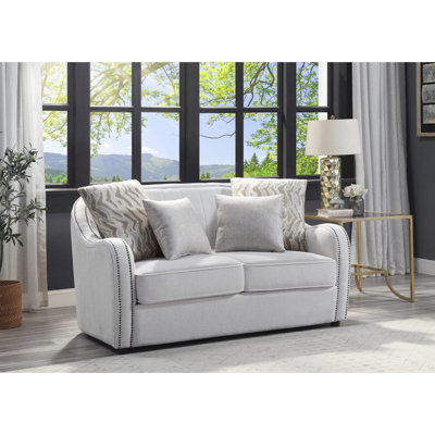 Lin beige avec 4 coussins, siège à ressorts ensachés, structure intérieure en bois, pieds Kd, dossier en plastique serré et coussin amovible, housse de coussin amovible, garniture cloutée, densité de mousse D25, 7 po