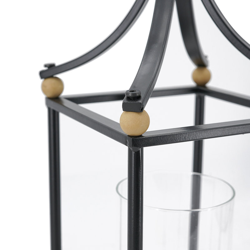 Ensemble de 2 lanternes arquées en fer noir moderne avec ouragan en verre et décorations en bois pour le décor du plancher du salon