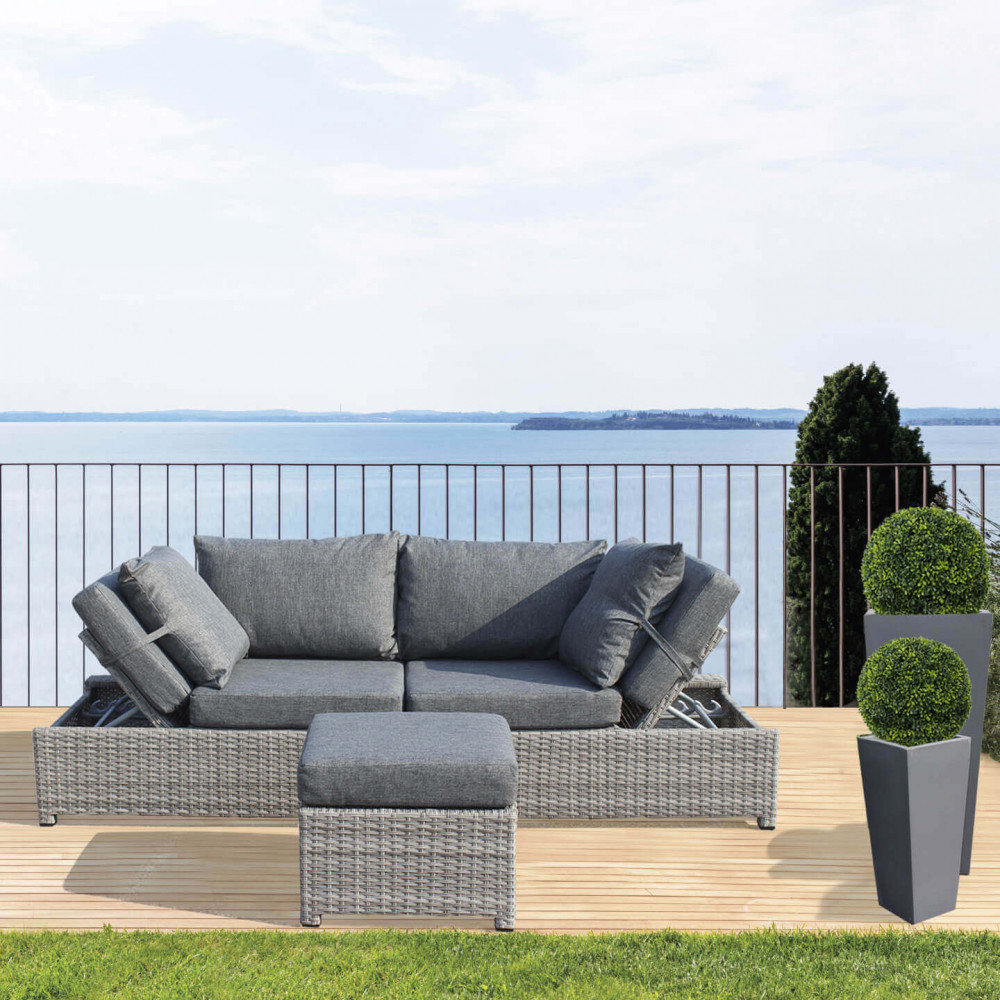 Gartensofa mit Kissen