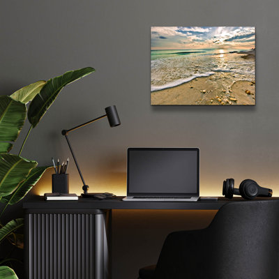 «Emerald Green Shell Covered Beach Sunset» par Ezra Tanner, art mural en verre acrylique
