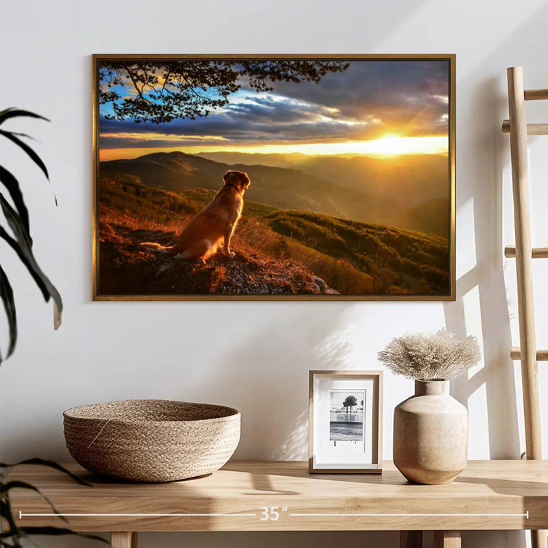 Chien regardant le lever du soleil, 25 po x 17 po, Cadre flottant doré