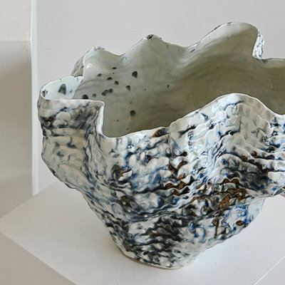 Vase en céramique texturée à rayures peintes à la main, blanc, original