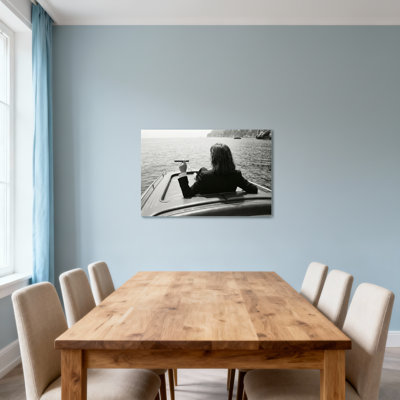 Femme à la mode avec vue sur la mer