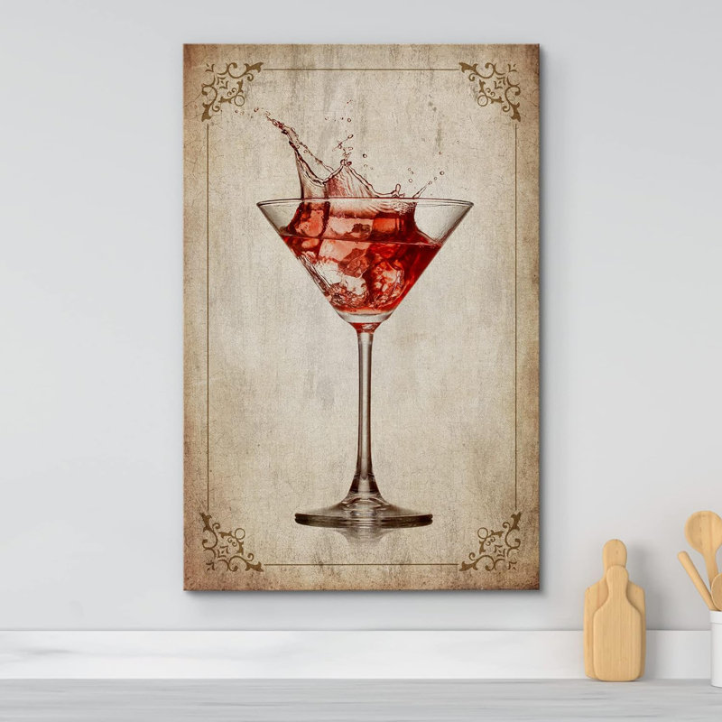 Verre à martini rétro sur fond rouge, impression sur toile, H 48 po x l 32 po x P 1,5 po