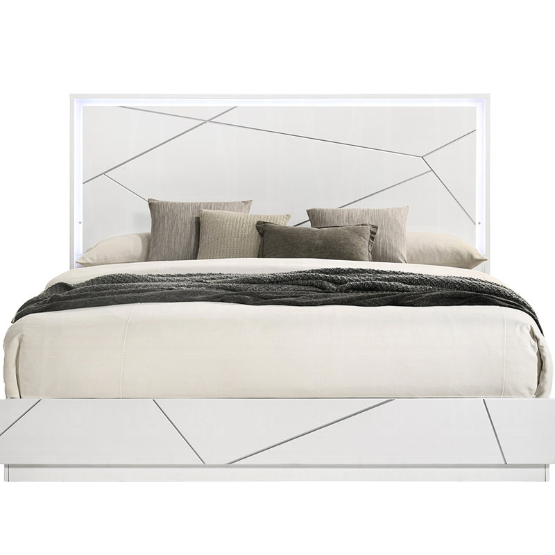Mobilier de chambre à coucher contemporain: grand lit avec finition blanche, tête de lit à DEL et décorations modernes