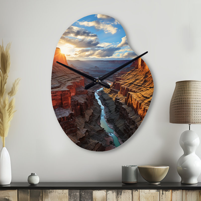 Canyon dévoilant majestueusement I - horloge murale en forme de canyon en métal beige, Grand