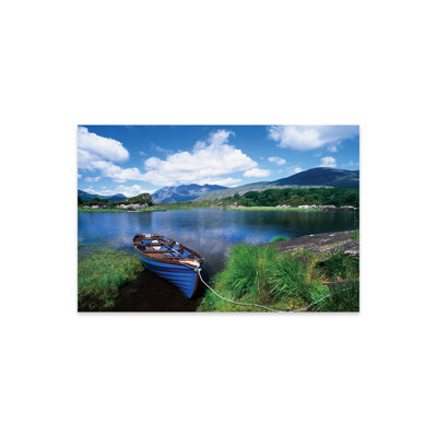 Bateau de pêche sur le lac supérieur, parc national de Killerney, comté de Kerry, Irlande sur plastique / acrylique par Irish Image Collection Print