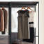 Garde-robe chauffant: et garde-robe spacieux avec des tablettes très profondes pour une organisation efficace