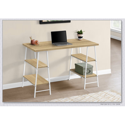 Bureau d'ordinateur de style industriel avec grand espace de travail et tablettes de rangement, parfait pour le bureau à domicile et les petits espaces
