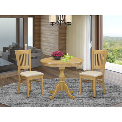 L'ensemble de table de salle à manger 3 pièces comprend 1 table à piédestal ronde et 2 chaises de cuisine en bois de lin et en chêne avec dossier à lattes - finition chêne