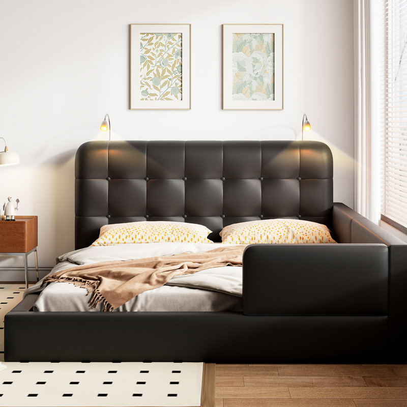 Grand lit tapissier avec 2 lumières de lecture, noir. Cuir haute densité. Beaucoup d'espace pour une bonne nuit de repos. Tête de lit ajustable avec deux lumières. Revêtement en cuir. Spacieux et serein