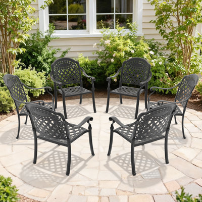 Ensemble de 6 chaises de jardin en aluminium moulé, structure noire et coussins rouges, design traditionnel avec motifs de pétales, revêtement haute température, assise large et épaisse confortable, empilables.