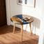 Table d'appoint de style Mid-Century moderne en résine et noyer