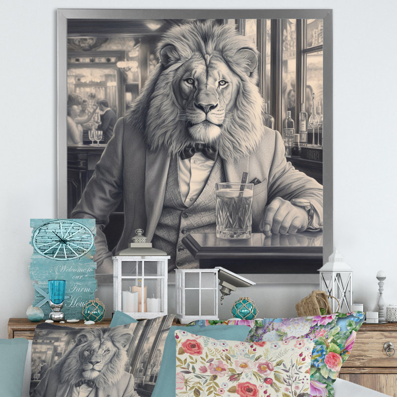 Lion ayant une boisson sur toile, Cadre simple argenté, H 30 po x l 30 po x P 1 po