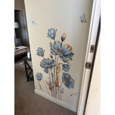 Grandes fleurs murales bleues avec papillons floraux