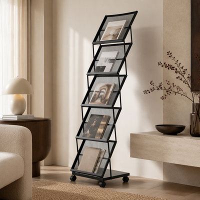 Un dépliant sur pied en métal noir pliable à cinq compartiments et un présentoir d'informations avec roulettes facilitent les déplacements. Convient pour les salons, les bureaux et les présentoirs de magazines / catalogue.