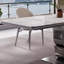 Petite table simple et chaise-106920637