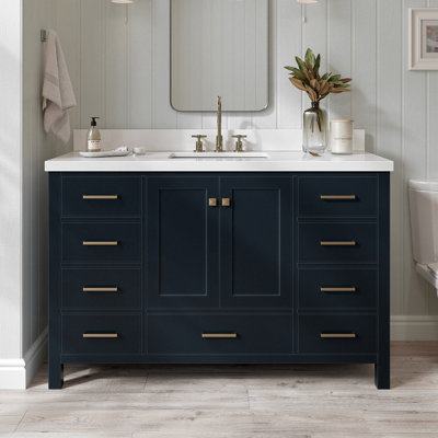 Meuble-lavabo simple Cambridge 55 po en bois massif bleu nuit, avec comptoir en quartz blanc pur de 1,5 po et lavabo rectangulaire centrale.