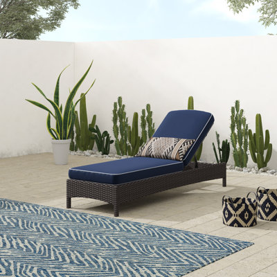 Chaise longue d'extérieur avec coussin Adelita