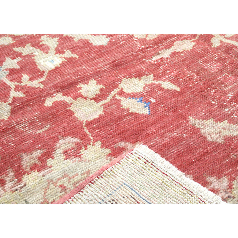 Tapis de couloir unique en laine noué à la main de style années 1960 de 9 pi 1 po x 12 pi 9 po en rouge / beige