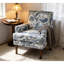 Fauteuil d'appoint à motif floral bleu et blanc, garniture cloutée, pieds en bois massif, design polyvalent pour différents espaces, dossier ergonomique avec coin lecture, assise confortable