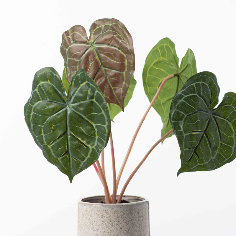 Fausse plante artificielle à feuilles d'anthurium dans un vase en béton glacé moderne