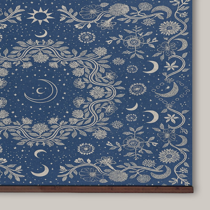 Très grande tapisserie murale tapissier céleste - motif lune et étoiles sur fond bleu foncé avec cintre en bois