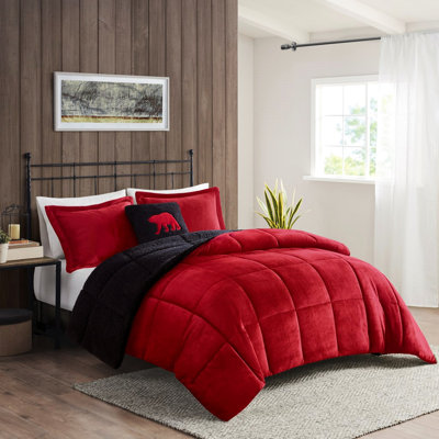 Édredon rouge et noir avec des taies décoratives douillettes rouges et noires