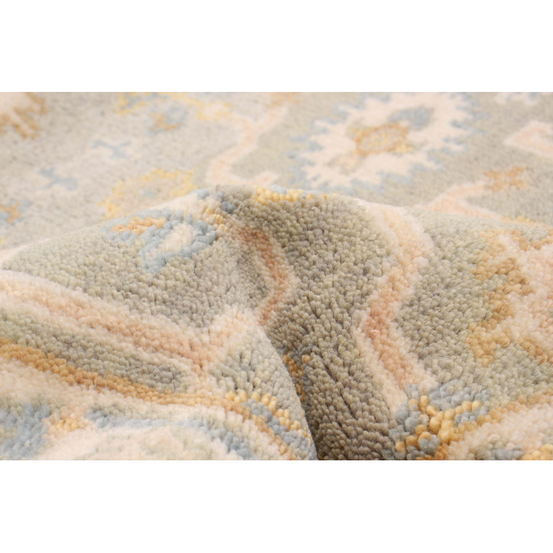 Tapis unique gris clair 2 pi 7 po x 10 pi Ahrianna
