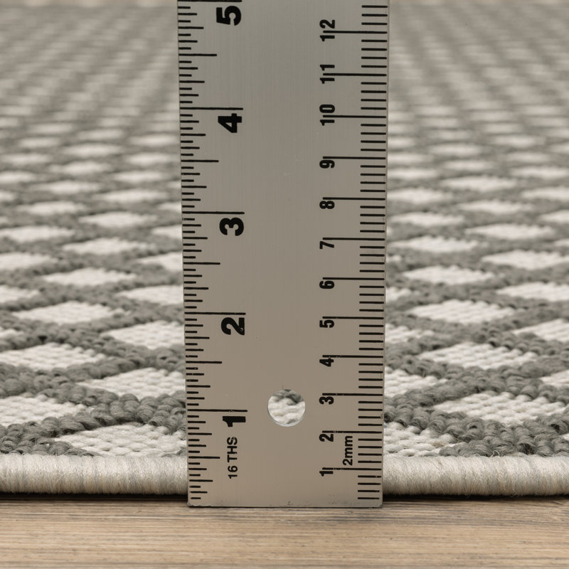 Tapis intérieur / extérieur géométrique beige / gris Sipriano, Tapis de couloir de 1 pi 10 po x 7 pi 3 po