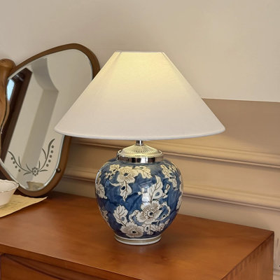 Petite lampe de table moderne en céramique bleue et métal avec abat-jour en mélange de lin pour le salon de la chambre à coucher, ampoule incluse