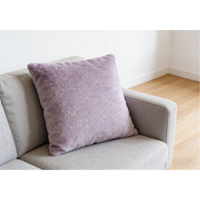 Oreiller carré mauve de style moderne avec noyau intérieur en polyester hypoallergénique, parfait pour les canapés et les chambres à coucher, créant une atmosphère douce et confortable.