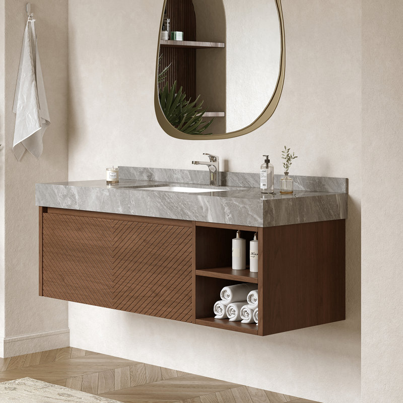 Meuble-lavabo flottant 48 po avec dessus en pierre frittée gris, armoire en bois brun, porte à chevrons en forme de V, tablettes ouvertes et dosseret