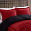 Édredon rouge et noir avec des taies décoratives douillettes en rouge et noir-122456948-122456943
