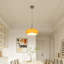 Luminaire suspendu orange à une lumière
