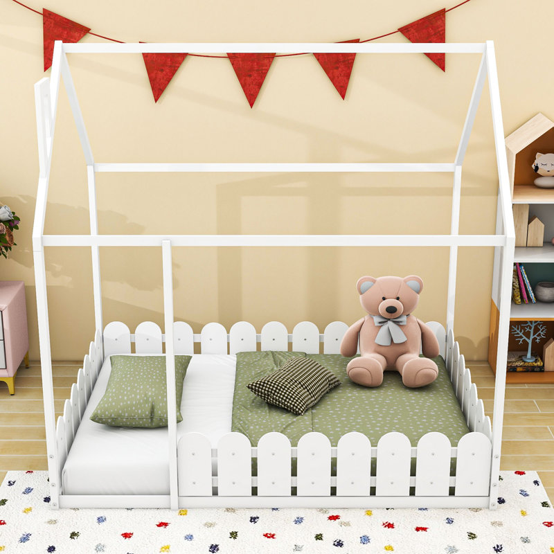 Structure de lit double en bois avec clôture, toit