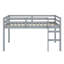Lit mezzanine en bois avec échelle-426432111