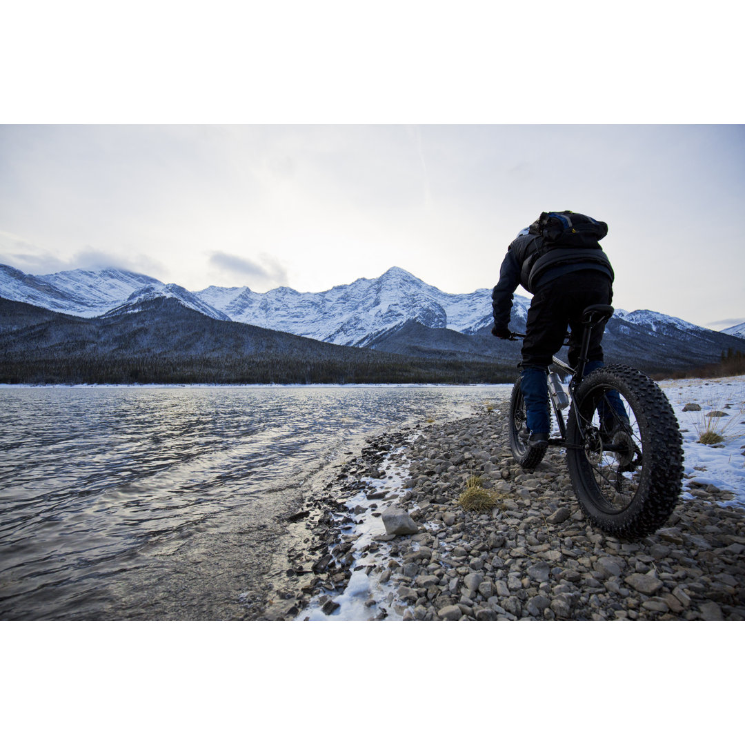 Winter Fat Biking In Kanada von GibsonPictures - Druck auf Leinwand ohne Rahmen