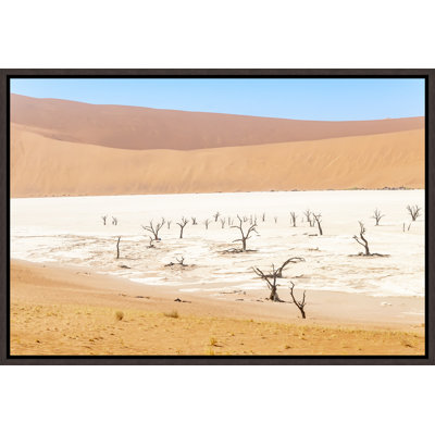«Namibian Skeleton Trees I» par Richard Silver - peinture sur toile à cadre flottant