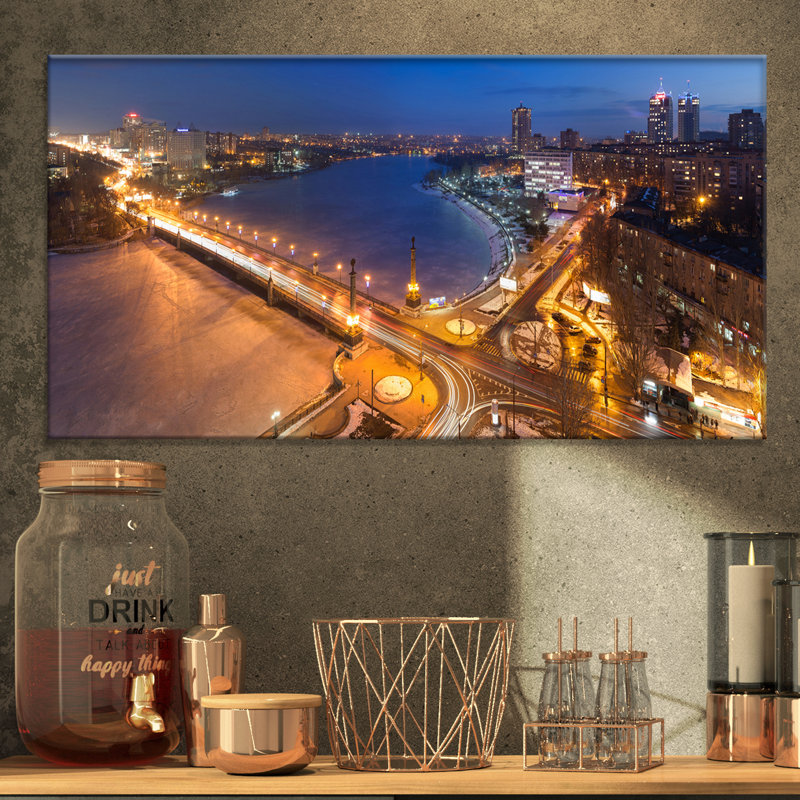 L'Ukraine, la ville de Donetsk, impression sur toile tendue, H 16 po x l 32 po x P 1 po