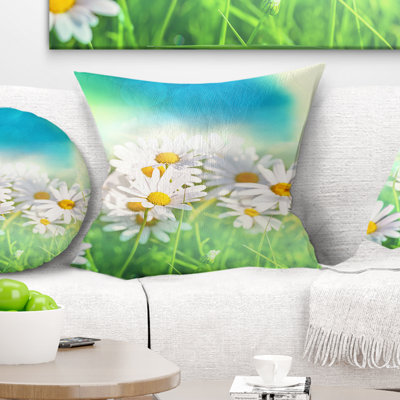 Petite camomille blanche dans le jardin - coussin à imprimé floral
