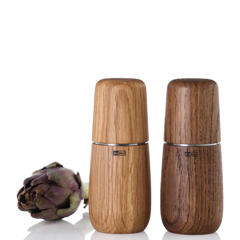 Le poivre AdHoc ou le moulin à sel Acacia est conçu pour ajouter une saveur fraîche à la table et dans la cuisine avec un format propre et facile à utiliser. Il est fabriqué en bois d'acacia pour une durabilité et une utilisation quotidienne.
